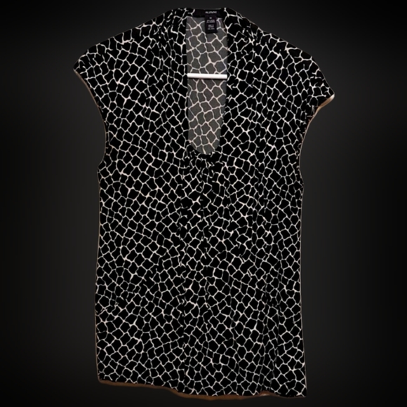 🌴 Wrinkle-Free Top - Picture 5 of 6